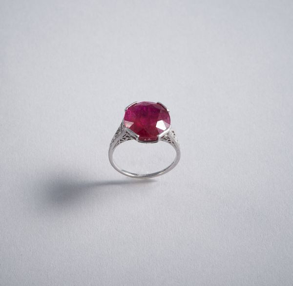 TIFFANY : Notevole e delizioso anello Tiffany in oro bianco 18k con rubino centrale taglio cuscino di 9,35ct. ca. Con contorno di 14 diamanti taglio huit-huit. Anni 40.  - Asta GIOIELLI - OROLOGI - ALL I WANT FOR CHRISTMAS Online - Associazione Nazionale - Case d'Asta italiane