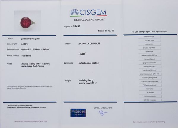 TIFFANY : Notevole e delizioso anello Tiffany in oro bianco 18k con rubino centrale taglio cuscino di 9,35ct. ca. Con contorno di 14 diamanti taglio huit-huit. Anni 40.  - Asta GIOIELLI - OROLOGI - ALL I WANT FOR CHRISTMAS Online - Associazione Nazionale - Case d'Asta italiane