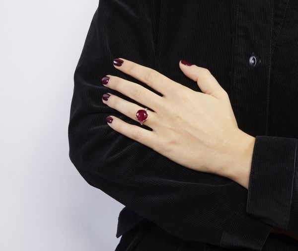 TIFFANY : Notevole e delizioso anello Tiffany in oro bianco 18k con rubino centrale taglio cuscino di 9,35ct. ca. Con contorno di 14 diamanti taglio huit-huit. Anni 40.  - Asta GIOIELLI - OROLOGI - ALL I WANT FOR CHRISTMAS Online - Associazione Nazionale - Case d'Asta italiane