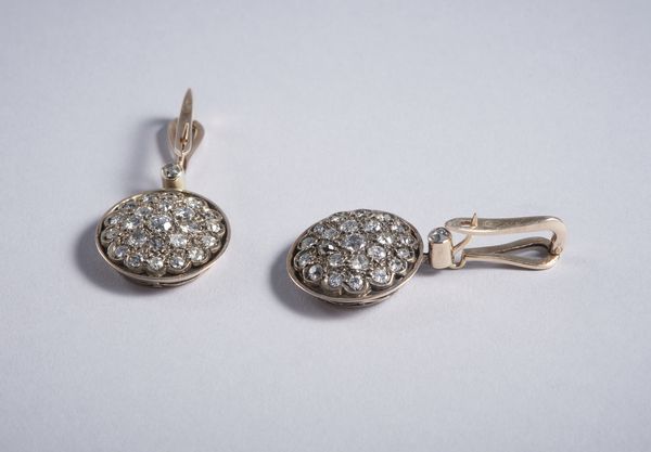 . : Orecchini a toppe pendenti in oro 18k con diamanti taglio antico per un tot. di circa 5,00 carati  - Asta GIOIELLI - OROLOGI - ALL I WANT FOR CHRISTMAS Online - Associazione Nazionale - Case d'Asta italiane