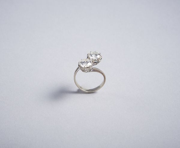 . : Anello in oro bianco 18 kt con 2 due diamanti taglio brillante contrari da 2,30 ct. tot.  - Asta GIOIELLI - OROLOGI - ALL I WANT FOR CHRISTMAS Online - Associazione Nazionale - Case d'Asta italiane
