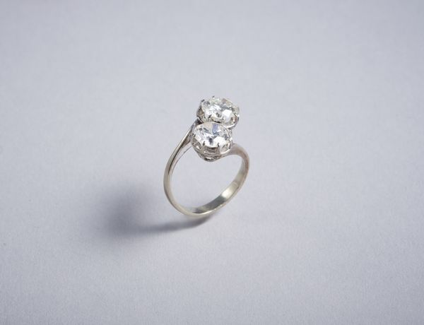 . : Anello in oro bianco 18 kt con 2 due diamanti taglio brillante contrari da 2,30 ct. tot.  - Asta GIOIELLI - OROLOGI - ALL I WANT FOR CHRISTMAS Online - Associazione Nazionale - Case d'Asta italiane