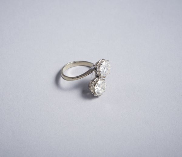 . : Anello in oro bianco 18 kt con 2 due diamanti taglio brillante contrari da 2,30 ct. tot.  - Asta GIOIELLI - OROLOGI - ALL I WANT FOR CHRISTMAS Online - Associazione Nazionale - Case d'Asta italiane
