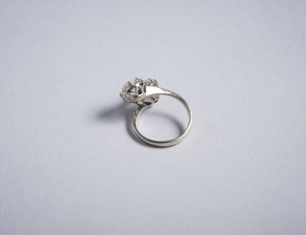 . : Anello in oro bianco 18 kt con 2 due diamanti taglio brillante contrari da 2,30 ct. tot.  - Asta GIOIELLI - OROLOGI - ALL I WANT FOR CHRISTMAS Online - Associazione Nazionale - Case d'Asta italiane