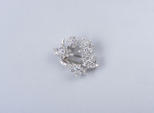 . : Spilla in platino con motivi floreali e diamanti bianchi taglio a brillante, navette e baguette. Peso totale stimato 13,00  ct. ca.  - Asta GIOIELLI - OROLOGI - ALL I WANT FOR CHRISTMAS Online - Associazione Nazionale - Case d'Asta italiane