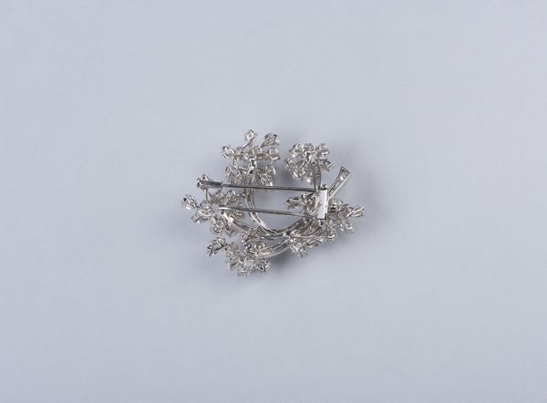 . : Spilla in platino con motivi floreali e diamanti bianchi taglio a brillante, navette e baguette. Peso totale stimato 13,00  ct. ca.  - Asta GIOIELLI - OROLOGI - ALL I WANT FOR CHRISTMAS Online - Associazione Nazionale - Case d'Asta italiane