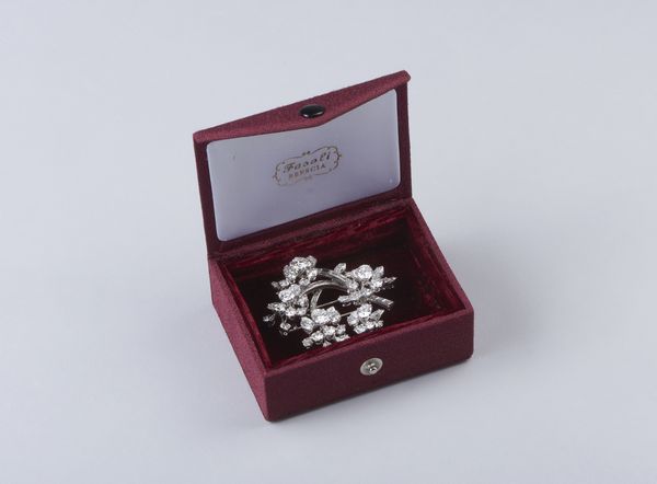 . : Spilla in platino con motivi floreali e diamanti bianchi taglio a brillante, navette e baguette. Peso totale stimato 13,00  ct. ca.  - Asta GIOIELLI - OROLOGI - ALL I WANT FOR CHRISTMAS Online - Associazione Nazionale - Case d'Asta italiane