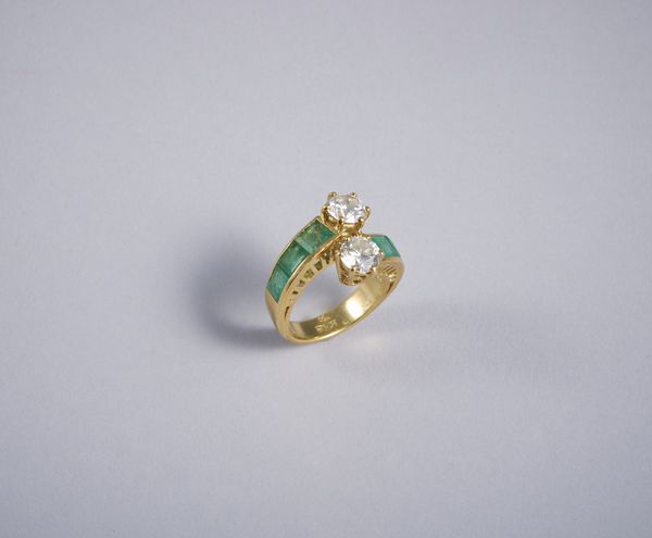 . : Anello contrari in oro giallo 18k con 2 diamanti taglio a brillante di 1,5 ct. ca.Con contorno di smeraldi dal peso stimato di 2,50 ct.  - Asta GIOIELLI - OROLOGI - ALL I WANT FOR CHRISTMAS Online - Associazione Nazionale - Case d'Asta italiane