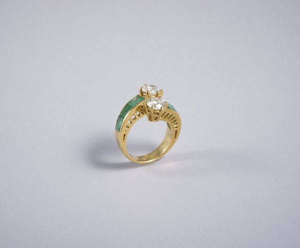 . : Anello contrari in oro giallo 18k con 2 diamanti taglio a brillante di 1,5 ct. ca.Con contorno di smeraldi dal peso stimato di 2,50 ct.  - Asta GIOIELLI - OROLOGI - ALL I WANT FOR CHRISTMAS Online - Associazione Nazionale - Case d'Asta italiane