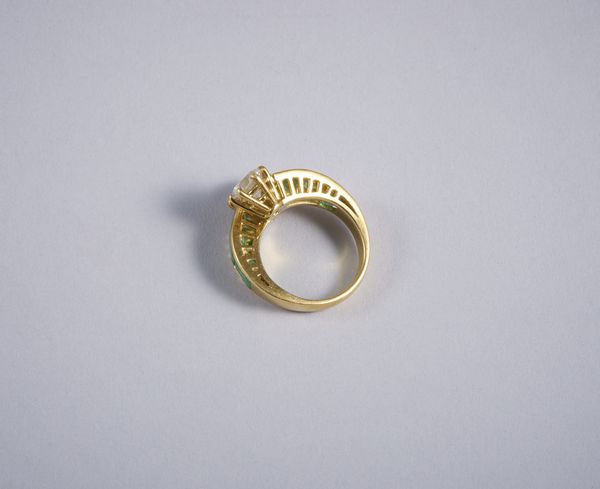 . : Anello contrari in oro giallo 18k con 2 diamanti taglio a brillante di 1,5 ct. ca.Con contorno di smeraldi dal peso stimato di 2,50 ct.  - Asta GIOIELLI - OROLOGI - ALL I WANT FOR CHRISTMAS Online - Associazione Nazionale - Case d'Asta italiane