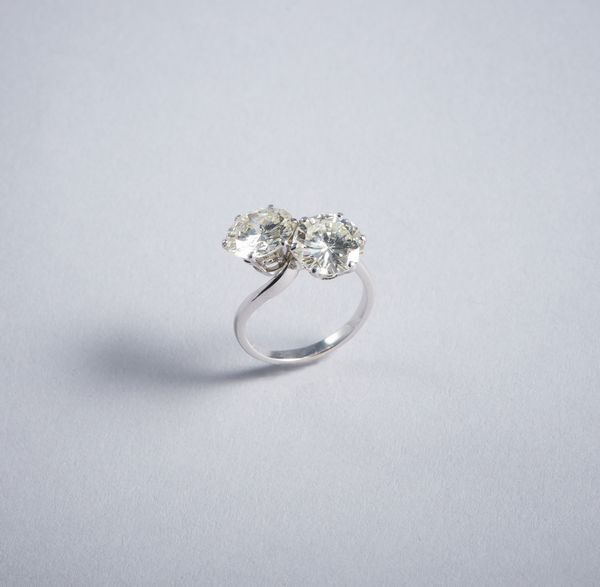 . : Anello in oro bianco 18k contrari con due diamanti bianchi taglio a brillante di 5 ct. ca.  - Asta GIOIELLI - OROLOGI - ALL I WANT FOR CHRISTMAS Online - Associazione Nazionale - Case d'Asta italiane
