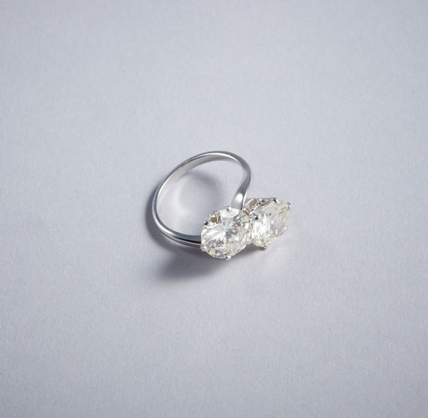 . : Anello in oro bianco 18k contrari con due diamanti bianchi taglio a brillante di 5 ct. ca.  - Asta GIOIELLI - OROLOGI - ALL I WANT FOR CHRISTMAS Online - Associazione Nazionale - Case d'Asta italiane