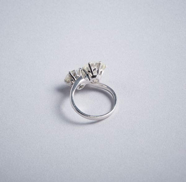 . : Anello in oro bianco 18k contrari con due diamanti bianchi taglio a brillante di 5 ct. ca.  - Asta GIOIELLI - OROLOGI - ALL I WANT FOR CHRISTMAS Online - Associazione Nazionale - Case d'Asta italiane