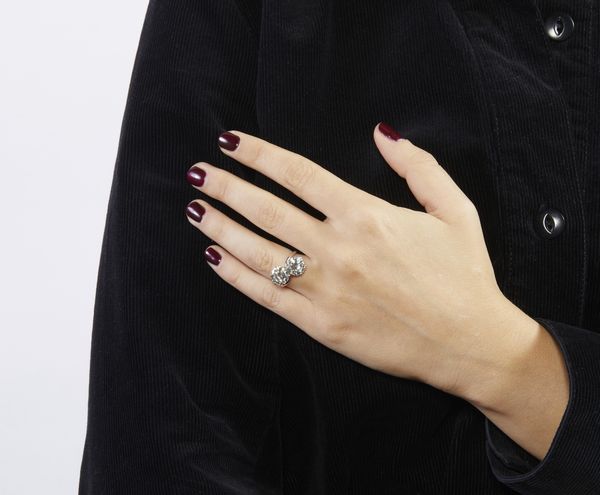 . : Anello in oro bianco 18k contrari con due diamanti bianchi taglio a brillante di 5 ct. ca.  - Asta GIOIELLI - OROLOGI - ALL I WANT FOR CHRISTMAS Online - Associazione Nazionale - Case d'Asta italiane