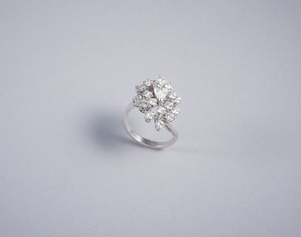 . : Anello in oro bianco 750% con diamante a goccia di 2 ct. ca. e contorno di diamanti taglio a brillante 3,30 ca.  - Asta GIOIELLI - OROLOGI - ALL I WANT FOR CHRISTMAS Online - Associazione Nazionale - Case d'Asta italiane