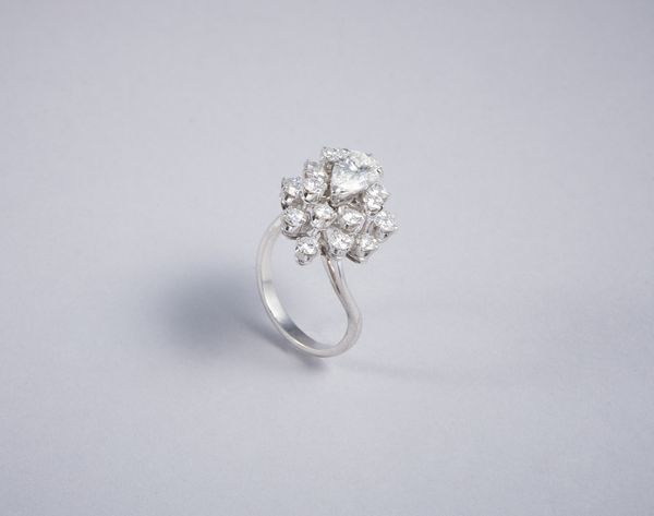 . : Anello in oro bianco 750% con diamante a goccia di 2 ct. ca. e contorno di diamanti taglio a brillante 3,30 ca.  - Asta GIOIELLI - OROLOGI - ALL I WANT FOR CHRISTMAS Online - Associazione Nazionale - Case d'Asta italiane