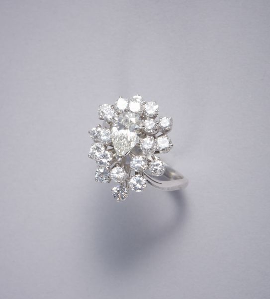 . : Anello in oro bianco 750% con diamante a goccia di 2 ct. ca. e contorno di diamanti taglio a brillante 3,30 ca.  - Asta GIOIELLI - OROLOGI - ALL I WANT FOR CHRISTMAS Online - Associazione Nazionale - Case d'Asta italiane