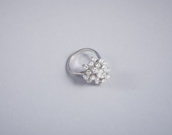 . : Anello in oro bianco 750% con diamante a goccia di 2 ct. ca. e contorno di diamanti taglio a brillante 3,30 ca.  - Asta GIOIELLI - OROLOGI - ALL I WANT FOR CHRISTMAS Online - Associazione Nazionale - Case d'Asta italiane