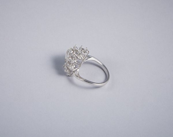 . : Anello in oro bianco 750% con diamante a goccia di 2 ct. ca. e contorno di diamanti taglio a brillante 3,30 ca.  - Asta GIOIELLI - OROLOGI - ALL I WANT FOR CHRISTMAS Online - Associazione Nazionale - Case d'Asta italiane