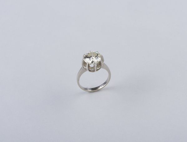 . : Anello in platino con diamante bianco taglio a brillante dal peso stimato di 3,50 ct. ca.  - Asta GIOIELLI - OROLOGI - ALL I WANT FOR CHRISTMAS Online - Associazione Nazionale - Case d'Asta italiane