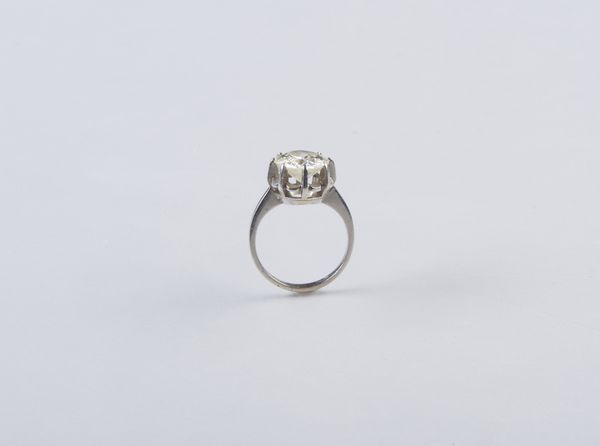 . : Anello in platino con diamante bianco taglio a brillante dal peso stimato di 3,50 ct. ca.  - Asta GIOIELLI - OROLOGI - ALL I WANT FOR CHRISTMAS Online - Associazione Nazionale - Case d'Asta italiane