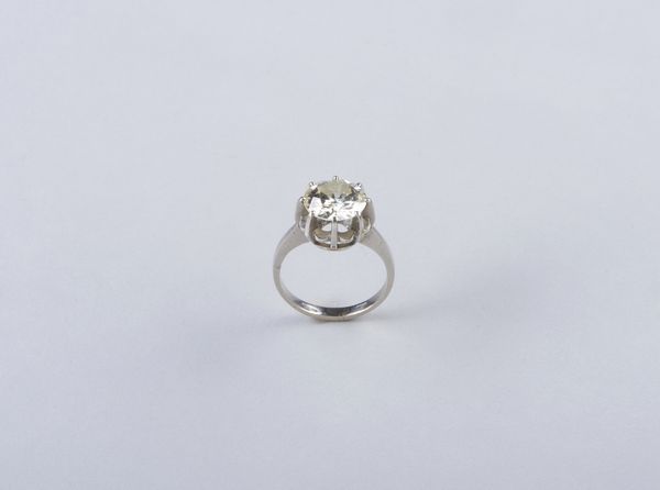 . : Anello in platino con diamante bianco taglio a brillante dal peso stimato di 3,50 ct. ca.  - Asta GIOIELLI - OROLOGI - ALL I WANT FOR CHRISTMAS Online - Associazione Nazionale - Case d'Asta italiane