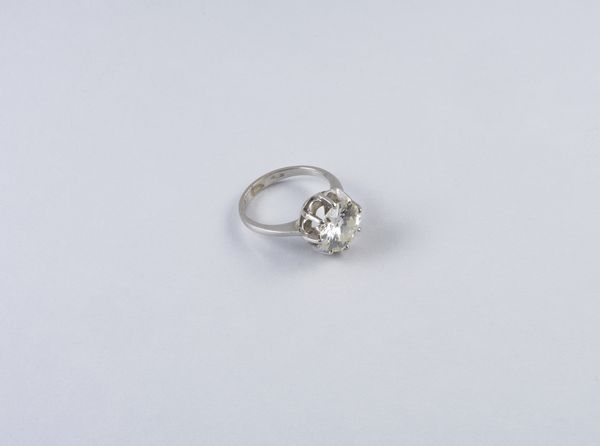 . : Anello in platino con diamante bianco taglio a brillante dal peso stimato di 3,50 ct. ca.  - Asta GIOIELLI - OROLOGI - ALL I WANT FOR CHRISTMAS Online - Associazione Nazionale - Case d'Asta italiane