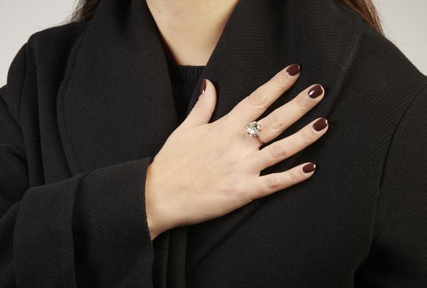 . : Anello in platino con diamante bianco taglio a brillante dal peso stimato di 3,50 ct. ca.  - Asta GIOIELLI - OROLOGI - ALL I WANT FOR CHRISTMAS Online - Associazione Nazionale - Case d'Asta italiane