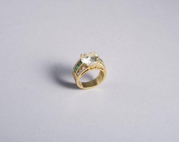 . : Anello in oro giallo 18k con diamante centrale taglio a brillante di 6,32 carati (vedi certificato IGI ) con 12 diamanti bianchi ovali di 1,20 ct. totali e 6 smeraldi taglio carr.  - Asta GIOIELLI - OROLOGI - ALL I WANT FOR CHRISTMAS Online - Associazione Nazionale - Case d'Asta italiane