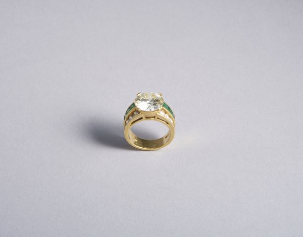 . : Anello in oro giallo 18k con diamante centrale taglio a brillante di 6,32 carati (vedi certificato IGI ) con 12 diamanti bianchi ovali di 1,20 ct. totali e 6 smeraldi taglio carr.  - Asta GIOIELLI - OROLOGI - ALL I WANT FOR CHRISTMAS Online - Associazione Nazionale - Case d'Asta italiane