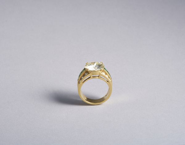 . : Anello in oro giallo 18k con diamante centrale taglio a brillante di 6,32 carati (vedi certificato IGI ) con 12 diamanti bianchi ovali di 1,20 ct. totali e 6 smeraldi taglio carr.  - Asta GIOIELLI - OROLOGI - ALL I WANT FOR CHRISTMAS Online - Associazione Nazionale - Case d'Asta italiane