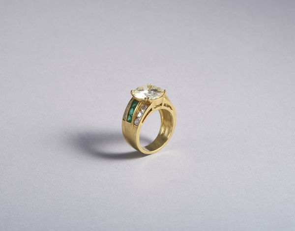 . : Anello in oro giallo 18k con diamante centrale taglio a brillante di 6,32 carati (vedi certificato IGI ) con 12 diamanti bianchi ovali di 1,20 ct. totali e 6 smeraldi taglio carr.  - Asta GIOIELLI - OROLOGI - ALL I WANT FOR CHRISTMAS Online - Associazione Nazionale - Case d'Asta italiane