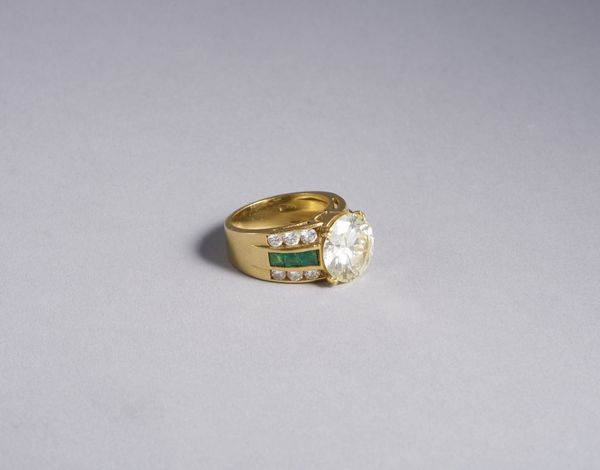 . : Anello in oro giallo 18k con diamante centrale taglio a brillante di 6,32 carati (vedi certificato IGI ) con 12 diamanti bianchi ovali di 1,20 ct. totali e 6 smeraldi taglio carr.  - Asta GIOIELLI - OROLOGI - ALL I WANT FOR CHRISTMAS Online - Associazione Nazionale - Case d'Asta italiane