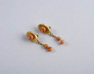 . : Orecchini in oro giallo 18k e corallo con rose di diamanti.  - Asta GIOIELLI - OROLOGI - ALL I WANT FOR CHRISTMAS Online - Associazione Nazionale - Case d'Asta italiane