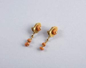 . : Orecchini in oro giallo 18k e corallo con rose di diamanti.  - Asta GIOIELLI - OROLOGI - ALL I WANT FOR CHRISTMAS Online - Associazione Nazionale - Case d'Asta italiane