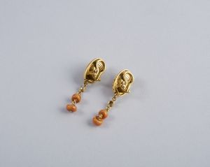 . : Orecchini in oro giallo 18k e corallo con rose di diamanti.  - Asta GIOIELLI - OROLOGI - ALL I WANT FOR CHRISTMAS Online - Associazione Nazionale - Case d'Asta italiane