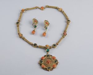 . : Rara ed elegantissima parure composta da collana e orecchini in oro basso titolo con pietre verdi sintetiche e coralli incisi.  - Asta GIOIELLI - OROLOGI - ALL I WANT FOR CHRISTMAS Online - Associazione Nazionale - Case d'Asta italiane