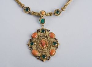. : Rara ed elegantissima parure composta da collana e orecchini in oro basso titolo con pietre verdi sintetiche e coralli incisi.  - Asta GIOIELLI - OROLOGI - ALL I WANT FOR CHRISTMAS Online - Associazione Nazionale - Case d'Asta italiane