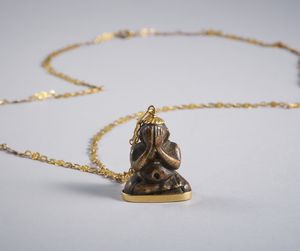 . : Collana in oro a basso titolo con Buddha in legno su base oro 18k.  - Asta GIOIELLI - OROLOGI - ALL I WANT FOR CHRISTMAS Online - Associazione Nazionale - Case d'Asta italiane