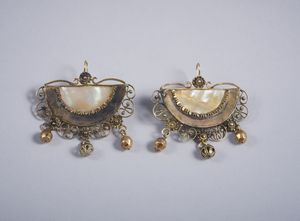 . - Orecchini veneziani in oro basso titolo e madreperla. XIX secolo.