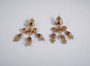 . - Coppia di orecchini pendenti in oro basso titolo con pietre sintetiche rosse. XIX secolo