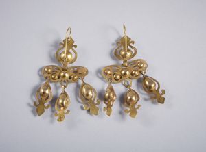 . : Coppia di orecchini pendenti in oro basso titolo con pietre sintetiche rosse. XIX secolo  - Asta GIOIELLI - OROLOGI - ALL I WANT FOR CHRISTMAS Online - Associazione Nazionale - Case d'Asta italiane