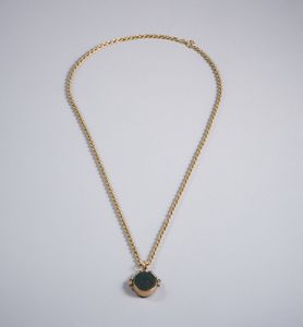 . : Collana in oro basso titolo e sigillo pendente con diaspro e ametista.  - Asta GIOIELLI - OROLOGI - ALL I WANT FOR CHRISTMAS Online - Associazione Nazionale - Case d'Asta italiane
