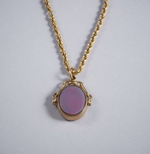 . : Collana in oro basso titolo e sigillo pendente con diaspro e ametista.  - Asta GIOIELLI - OROLOGI - ALL I WANT FOR CHRISTMAS Online - Associazione Nazionale - Case d'Asta italiane