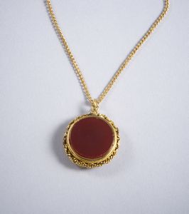 . : Collana con catenina in oro 18k e sigillo bussola. Anni 40  - Asta GIOIELLI - OROLOGI - ALL I WANT FOR CHRISTMAS Online - Associazione Nazionale - Case d'Asta italiane