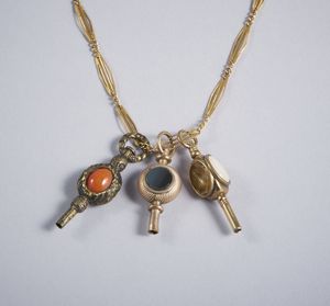 . : Collana in oro basso titolo e tre chiavette per orologi da tasca con pietre dure. Anni 40  - Asta GIOIELLI - OROLOGI - ALL I WANT FOR CHRISTMAS Online - Associazione Nazionale - Case d'Asta italiane