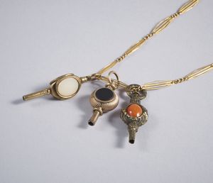 . : Collana in oro basso titolo e tre chiavette per orologi da tasca con pietre dure. Anni 40  - Asta GIOIELLI - OROLOGI - ALL I WANT FOR CHRISTMAS Online - Associazione Nazionale - Case d'Asta italiane