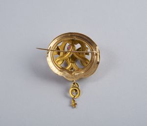 . : Deliziosa spilla borbonica in oro a basso titolo con pietra rossa sintetica, smalto azzurro e nero.  - Asta GIOIELLI - OROLOGI - ALL I WANT FOR CHRISTMAS Online - Associazione Nazionale - Case d'Asta italiane