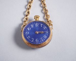 . : Spilla a orologio in oro a basso titolo, smalti policromi e zaffiri blu. Anni 40'  - Asta GIOIELLI - OROLOGI - ALL I WANT FOR CHRISTMAS Online - Associazione Nazionale - Case d'Asta italiane