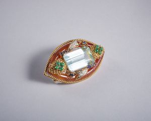 . : Elegantissima spilla in oro giallo 18k con corniola, smeraldi cabochon, piccoli zaffiri blu e diamanti bianchi  0,70ct. circa. Centrale di acquamarina taglio ottagonale di ct. 40,00 circa.  - Asta GIOIELLI - OROLOGI - ALL I WANT FOR CHRISTMAS Online - Associazione Nazionale - Case d'Asta italiane